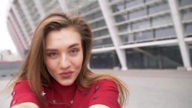 Açık havada şehirde seyahat macera paylaşımı smartphone kullanarak görüntülü sohbet sahip güzel bir kadın. Sosyal medya için Selfie video fotoğraf filme kız. Tatil ağır çekim