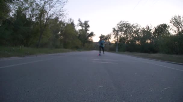 Μικτή φυλή hipster άνθρωπος longboarder αγωνιστικά στο δημόσιο πάρκο πόλης σε αργή κίνηση — Αρχείο Βίντεο