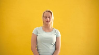 Beyaz sarışın artı boyutu gönderen hava öpücük sarı arka plan kameraya için model