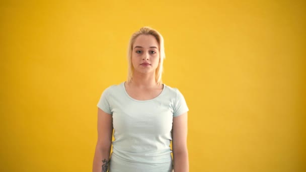 Grappige Blonde Kaukasische plus grootte model weergeven duimschroef opwaarts gebaar op gele achtergrond — Stockvideo