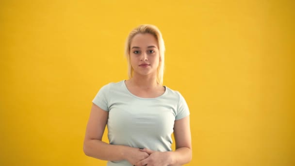 Jonge blonde plus size model kijkt verlegen op de camera draaien haar hoofd weg — Stockvideo