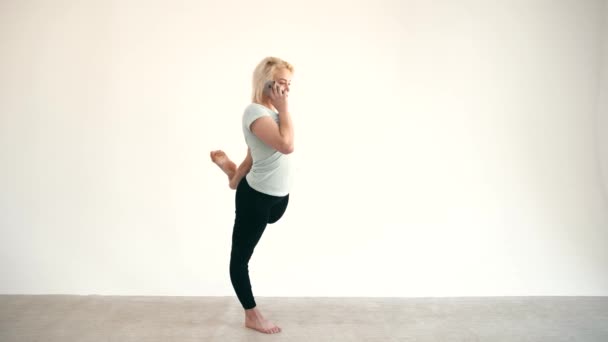 Taille du modèle plus pratique yoga Lord pose et parler par téléphone à fond blanc — Video