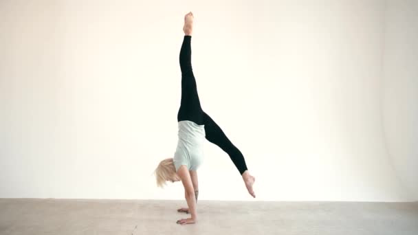 Kaukasische blond model grootte plus praktijk yoga asana op witte achtergrond slow motion — Stockvideo