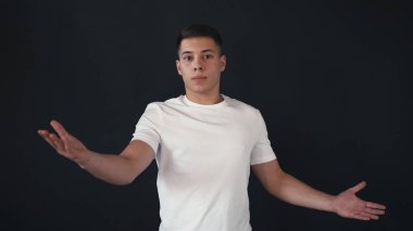 Sakin ve huzurlu adam iddia ve çığlık başlar. Çok kızmıştır. Adam hızlı duygularını. Siyah arka plan üzerine izole