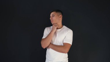 Genç adamın bazı şüphelerim var. Biraz sıkıldım. Siyah arka plan üzerine izole