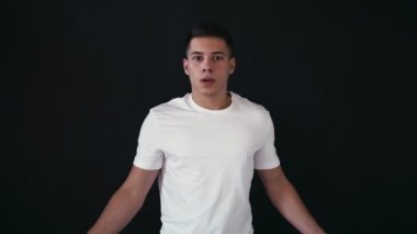 Sakin ve huzurlu adam ilk standları ve kamera üzerinde görüşmeler. O adam iddia ve çığlık başladıktan sonra. Çok kızmıştır. Adam hızlı duygularını. Siyah arka plan üzerine izole