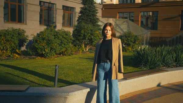 Ceket ve kot giyen güzel trendy karışık yarış hipster kadın portresi. Şehir Manzaralı genel Park seviyor