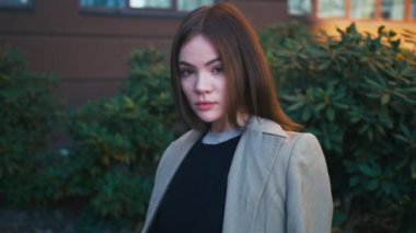 Ceket ve kot giyen güzel trendy karışık yarış hipster kadın portresi. Şehir Manzaralı genel Park seviyor
