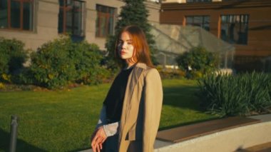 Ceket ve kot giyen güzel trendy karışık yarış hipster kadın portresi. Şehir Manzaralı genel Park seviyor