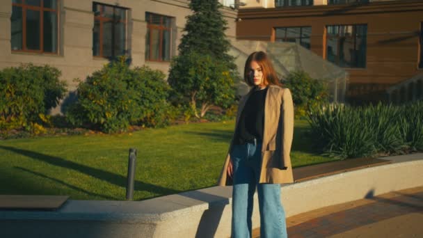 Retrato da bela moda mista mulher hipster raça vestindo jaqueta e jeans. Ela gosta de vista da cidade no parque público — Vídeo de Stock