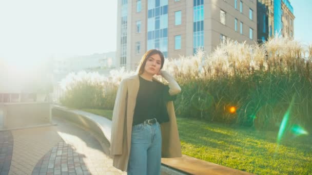Portrét krásné módní Smíšené rasy bokovky žena nosí svetr a džíny. Ona má výhled na město ve veřejném parku — Stock video