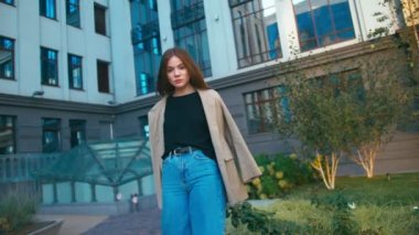 Ceket ve kot giyen güzel trendy karışık yarış hipster kadın portresi. Şehir Manzaralı genel Park seviyor