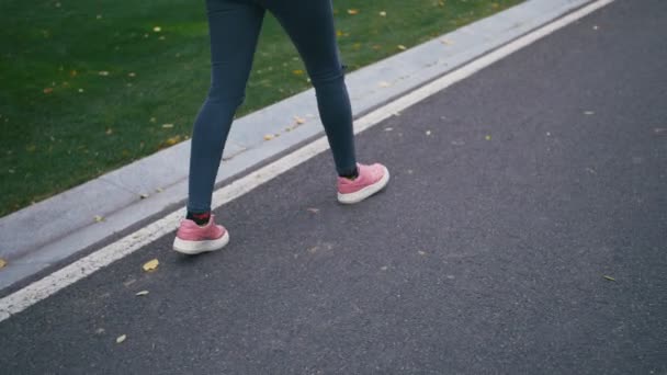 Joven hermosa rubia hipster mujer caminando por el camino con longboard skateboard en cámara lenta — Vídeos de Stock