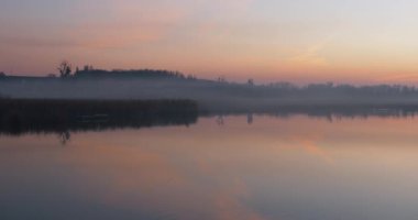 Ve suyun huzurlu gün batımı. Ön iskelede. Kırsal manzara