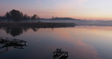 Ve suyun huzurlu gün batımı. Ön iskelede. Kırsal manzara