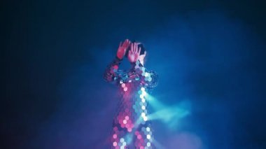 Güzel genç sarışın erkek futuristik ayna takım elbise Vr bardaklarda oyun oynama