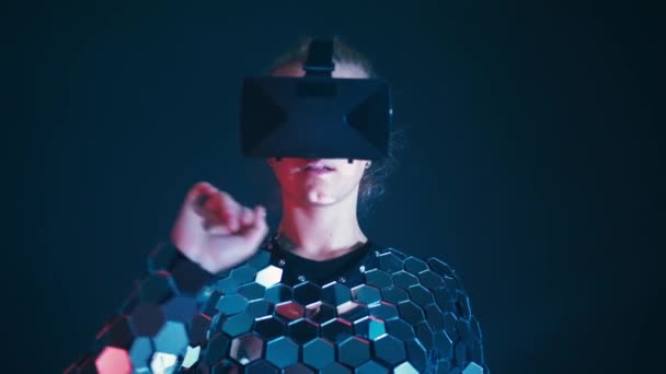 Linda jovem loira jogo feminino em óculos VR vestindo terno espelho futurista — Vídeo de Stock