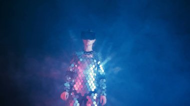 Güzel genç sarışın erkek futuristik ayna takım elbise Vr bardaklarda oyun oynama