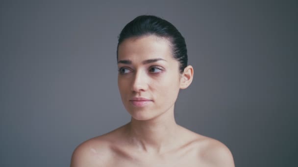 Retrato de hermosa mujer morena feliz sonriente con ojos brillantes. Concepto de cuidado de la piel en cámara lenta — Vídeo de stock