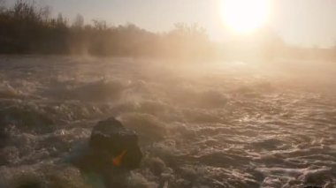 Nehir su köpük büyük siyah kayalar tropik ormanın ortasında aşağı at sunrise akıyor. Güzel şelale akan yağmur ormanları ile inanılmaz bir kadeh. Muhteşem vahşi.