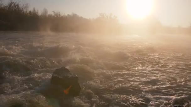 El agua espumosa fluye por grandes rocas negras en medio de un bosque tropical al amanecer. Increíble toma de hermosa cascada que fluye a través de la selva tropical. Espectacular desierto . — Vídeos de Stock