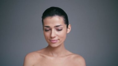 Parmakları Tamam jest olarak kameraya bakarak gülümseyen güzel neşeli kadın. Yüz ifadeleri, duygular ve beden dili