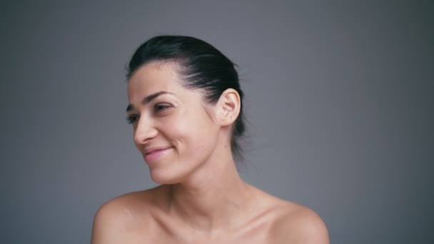 Parlak gözlü güzel gülümseyen mutlu esmer kadın portresi. Ağır çekim cilt bakım kavramı — Stok video
