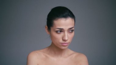 Harika bir fikir sahip kadın işaret parmağını içinde eureka işareti, gri arka plan üzerinde
