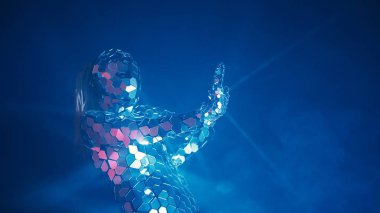 Ayna yansıtıcı elbiseli robotlar gibi davranan insanlar. Gelecekteki insanlık kavramı