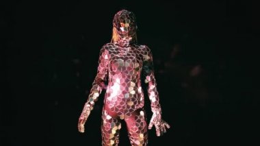 Ayna yansıtıcı elbiseli robotlar gibi davranan insanlar. Gelecekteki insanlık kavramı