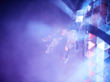 Ayna yansıtıcı elbiseli robotlar gibi davranan insanlar. Gelecekteki insanlık kavramı