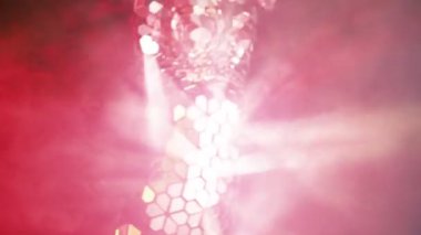 Ayna yansıtıcı elbiseli robotlar gibi davranan insanlar. Gelecekteki insanlık kavramı