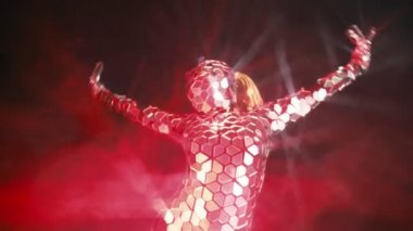 Ayna yansıtıcı elbiseli robotlar gibi davranan insanlar. Gelecekteki insanlık kavramı