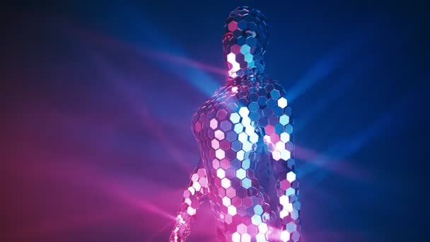 Gente con trajes reflectantes de espejo actuando como robots. Concepto de humanidad futura — Vídeos de Stock