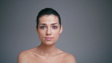 Güzellik portresi ile doğal cilt üzerinde gri arka plan izole sağlıklı kadın yüzü. Kozmetik kavramı