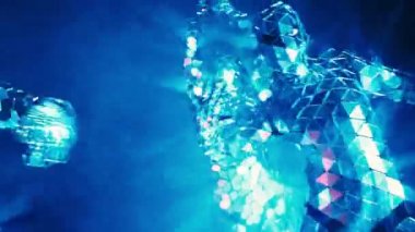 Dansçılar ayna yansıtıcı elbiseli robotlar gibi davranıyor. Gelecekteki kavramı