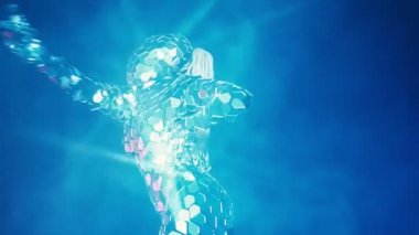 Dansçılar ayna yansıtıcı elbiseli robotlar gibi davranıyor. Gelecekteki kavramı.