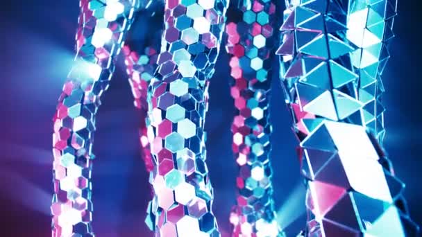 Κοντινό πλάνο της χορευτές με καθρέφτη αντανακλαστική κοστούμια που ενεργούν σαν ρομπότ. Μελλοντικό σχεδιασμό — Αρχείο Βίντεο
