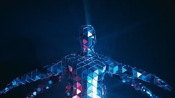 Χορευτές με καθρέφτη αντανακλαστική κοστούμια που ενεργούν σαν ρομπότ. Μελλοντικό σχεδιασμό — Αρχείο Βίντεο
