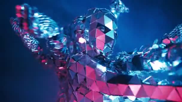 Danseurs en costumes réfléchissants miroir agissant comme des robots. Concept futur 