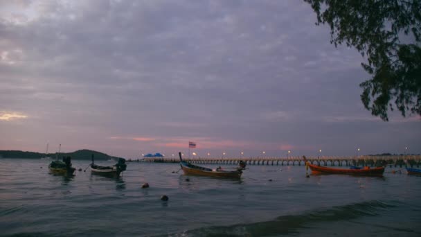 Rawai beach-Phuket-Thaiföld a napkelte: halászat hosszú farok csónakok — Stock videók