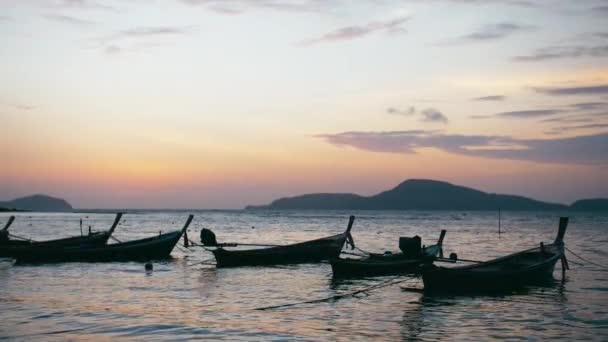 Dlouhoocasé rybářské lodě na pláži Rawai na Phuket Thajsko v sunrise — Stock video