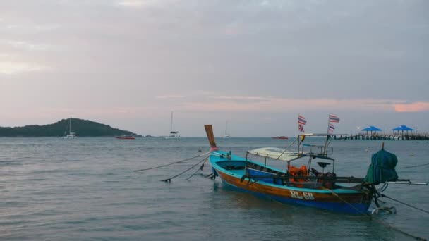 Длиннохвостые рыбацкие лодки на пляже Раваи на Пхукете Таиланд на восходе солнца — стоковое видео
