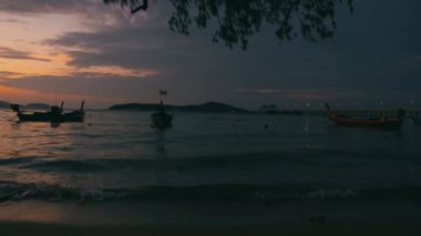 Rawai beach Phuket Tayland Sunrise adlı üzerinde uzun kuyruk balıkçı tekneleri