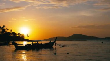 Rawai beach Phuket Tayland Sunrise adlı üzerinde uzun kuyruk balıkçı tekneleri