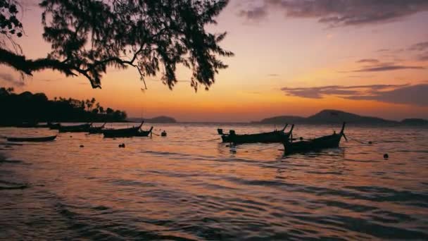 Rawai beach-Phuket-Thaiföld a napkelte: halászat hosszú farok csónakok — Stock videók