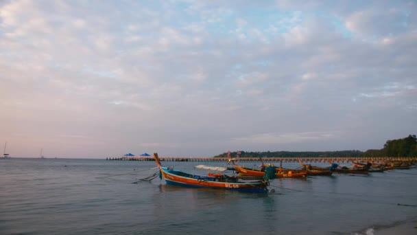 日の出でタイのプーケットにあるラワイ ビーチにロングテール漁船 — ストック動画