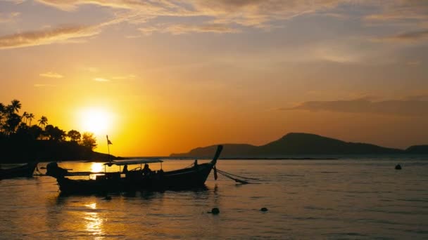 Dlouhoocasé rybářské lodě na pláži Rawai na Phuket Thajsko v sunrise — Stock video
