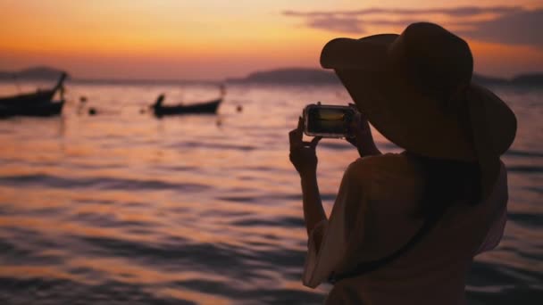 Hermosa mujer tomando fotos con tecnología de teléfonos inteligentes en la playa del paraíso — Vídeos de Stock