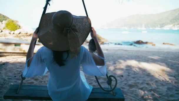 Bekymmerslöst glad kvinna i hatt på swing på vackra paradise beach i Thailand — Stockvideo